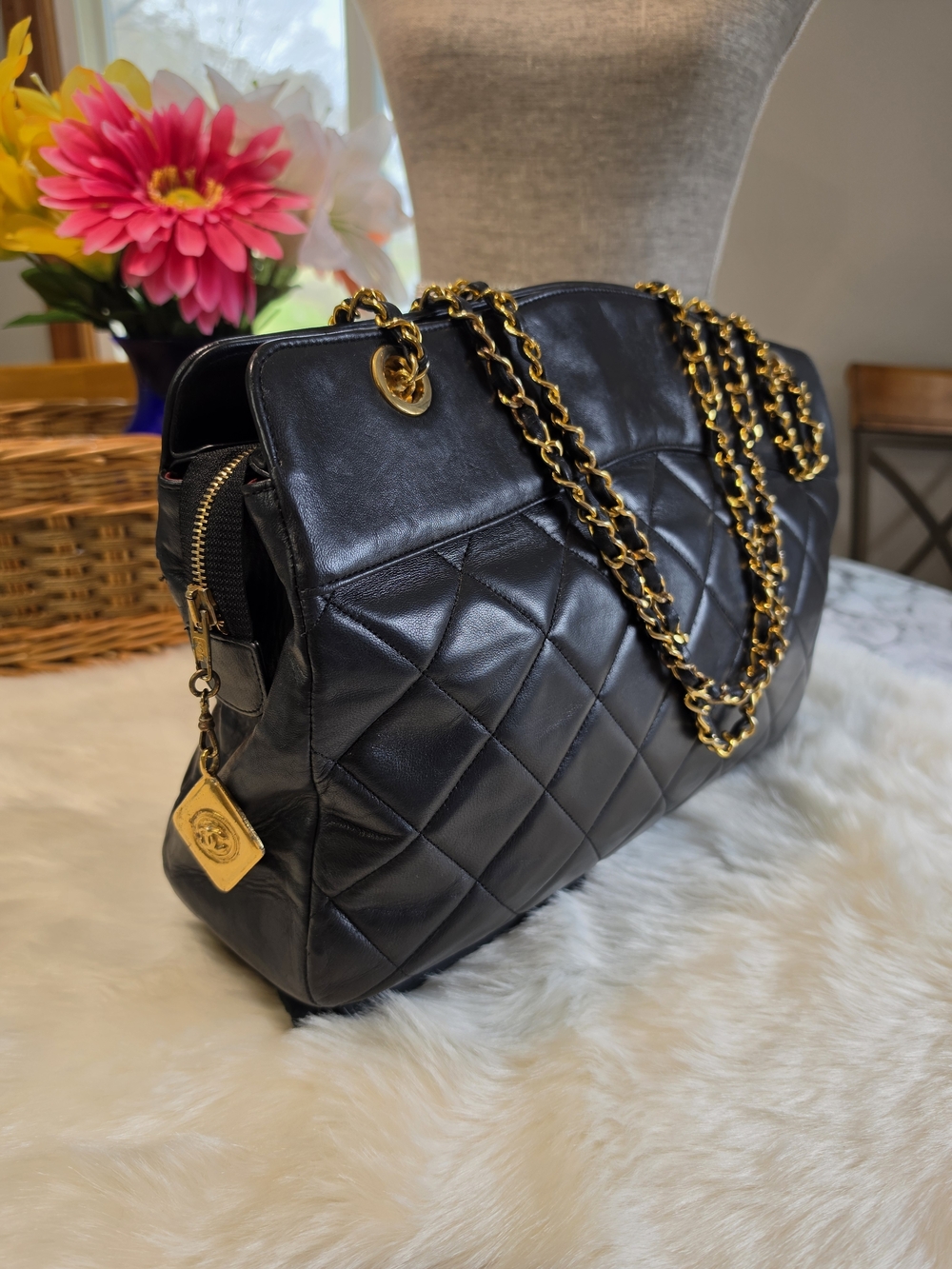 CHANEL XL Jumbo Quilted Diamond Stitch Lambskin Shoulder Bag with Gold Hardware - Picture 5 of 16